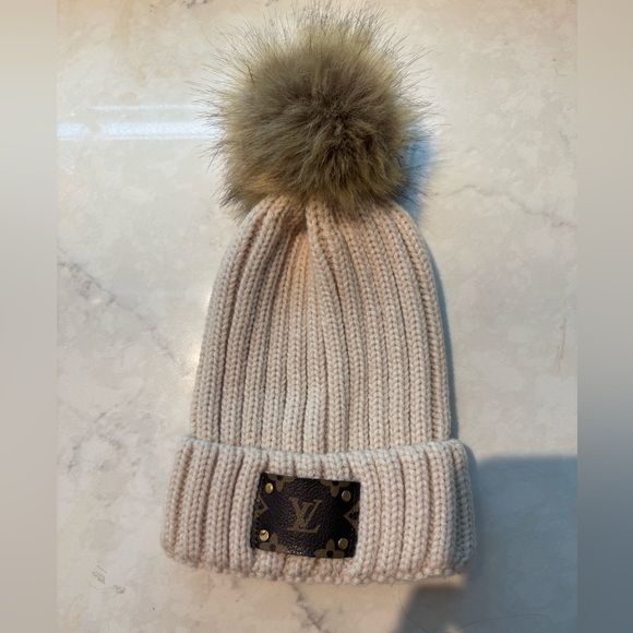 Louis Vuitton off white Knit beanie with detachable  Fur Pom. NEVER BEEN WORN - Picture 1 of 4